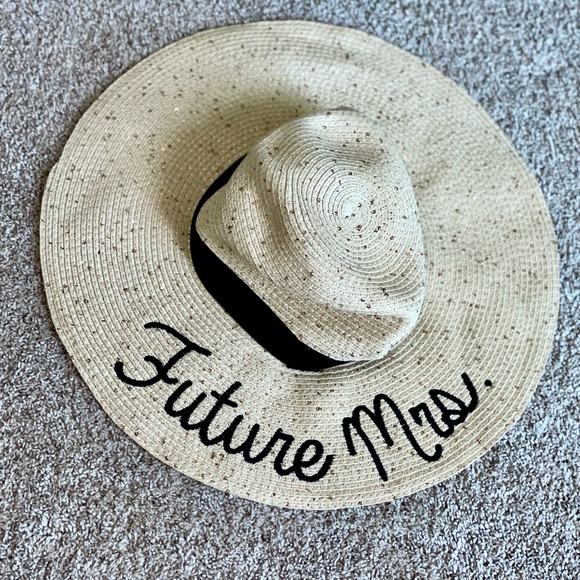 Francescas “Future Mrs” beach hat - one size - Picture 4 of 5